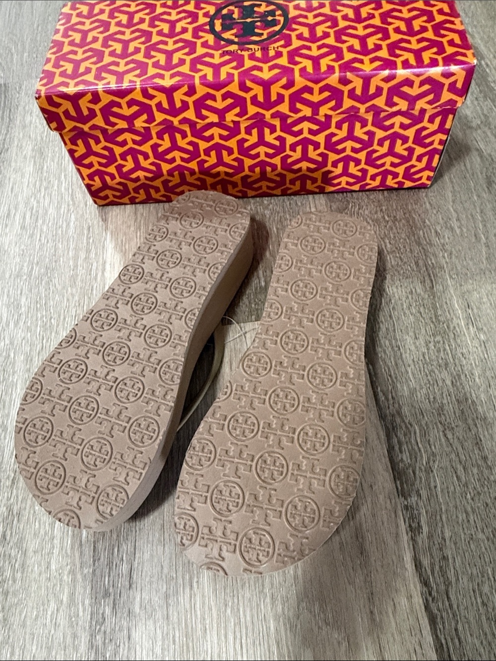 🆕 Tory Burch Beige/Tan Logo Thin Wedge Flip Flop Sandals - Picture 4 of 4